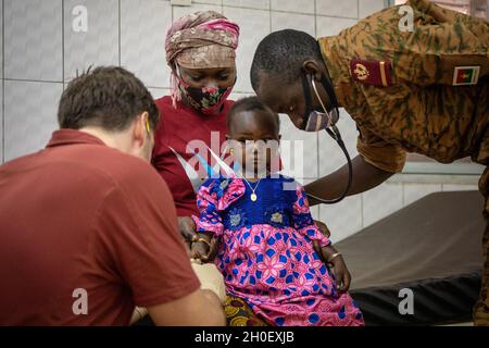 US Army Staff Sgt. Aidan McNulty, dem Civil Affairs Team (CAT) 142, Delta Co. 91. Civil Affairs Bataillon, zugewiesen, leistet medizinische Hilfe für einen Bürger von Burkina Faso in Bobo-Dioulasso, Burkina Faso, 18. Februar 2021. Angehörige des US-Militärs stellten in Bobo-Dioulasso medizinische Geräte und Schulungen für die Militärärzte von Burkinabé bereit. Die Ausbildung unterstützte die medizinischen Untersuchungen und Behandlungen von mehr als 400 Menschen mit der US-Militärhilfe, die sich auf den Aufbau der Kapazitäten der Sicherheitskräfte Burkina Fasos konzentrierte. Stockfoto