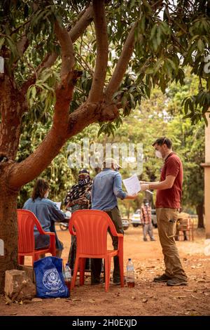 Soldaten der US-Armee leisten medizinische Hilfe für die lokale Bevölkerung in Bobo-Dioulasso, Burkina Faso, 18. Februar 2021. Angehörige des US-Militärs stellten in Bobo-Dioulasso medizinische Geräte und Schulungen für die Militärärzte von Burkinabé bereit. Die Ausbildung unterstützte die medizinischen Untersuchungen und Behandlungen von mehr als 400 Menschen mit der US-Militärhilfe, die sich auf den Aufbau der Kapazitäten der Sicherheitskräfte Burkina Fasos konzentrierte. Stockfoto