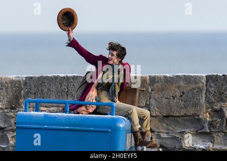 Lyme Regis, Dorset, Großbritannien. Oktober 2021. Szenen für den neuen Wonka-Film mit Timothée Chalamet, der heute Nachmittag im Hafen von Cobb bei Lyme Regis in Dorset gedreht wird. Timothée Chalamet, der den jungen Willy Wonka spielt, wird auf einem Van-Dach reiten sehen. Bildnachweis: Graham Hunt/Alamy Live News Stockfoto