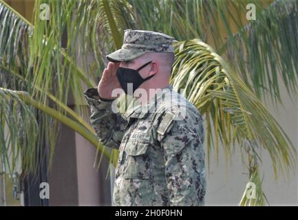 210218-N-SK929-1040 SANTA RITA, Guam (Feb 18, 2021) Lt. Cmdr. Jeremiah Smith, Naval Mobile Construction Bataillon (NMCB) 11 Det. Guam, der zuständige Offizier, begrüßt während einer Zeremonie zur Unterstützung der Behörden. Während der Zeremonie, NMCB 133 Det. Guam wurde durch NMCB 11 det entlastet. Guam. Stockfoto