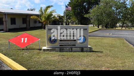 210218-N-SK929-1055 SANTA RITA, Guam (Feb 18, 2021) das Kommandobrett des Lagers Covington auf dem Marinestützpunkt Guam wurde aktualisiert, um die jüngsten Bewohner des Lagers nach einer Zeremonie zur Relief in Place/Transfer of Authority (RIP/TOA) widerzuspiegeln. Während der Zeremonie, NMCB 133 Det. Guam wurde durch NMCB 11 det entlastet. Guam. Stockfoto