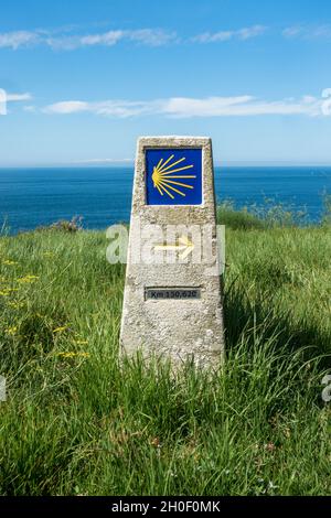 Steinsäulenschild Jakobsweg, Richtung Camino de Santiago, christliche Pilgerroute, Galicien, Spanien. Stockfoto