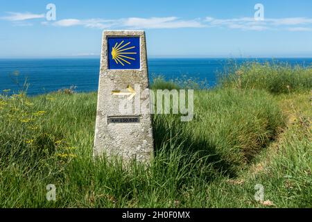 Steinsäulenschild Jakobsweg, Richtung Camino de Santiago, christliche Pilgerroute, Galicien, Spanien. Stockfoto