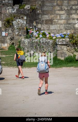 Zwei Mädchen, Pilger, die den Jakobsweg, Camino de Santiago, in Richtung Baiona, Galizien, Spanien, wandern. Stockfoto