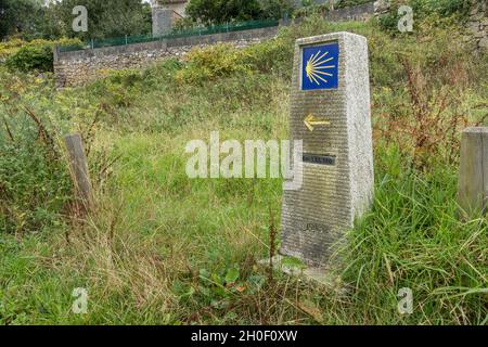 Steinsäulenschild Jakobsweg, Richtung Camino de Santiago, christliche Pilgerroute, Galicien, Spanien. Stockfoto