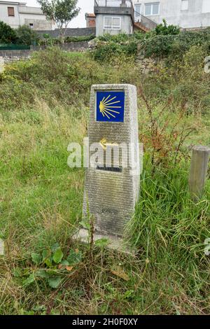 Steinsäulenschild Jakobsweg, Richtung Camino de Santiago, christliche Pilgerroute, Galicien, Spanien. Stockfoto