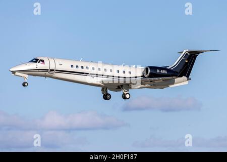 Air Hamburg Embraer Legacy 650E (EMB-135BJ) (Reg.: D-AIRG) auf der Finalbahn 31. Stockfoto