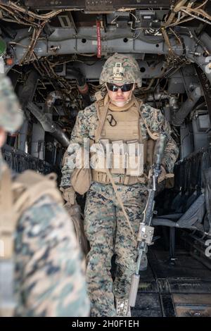 U.S. Marine Corps Lance CPL. Christopher Takayoshi, ein Randalierer der Bravo Company, Battalion Landing Team 1/1, 11. Marine Expeditionary Unit, verlässt einen MV-22 Osprey, während er während eines realistischen Urban Training Trainings auf der Marine Corps Air Station Yuma, Arizona, Ablademöhrungen von Flugzeugen durchführte, 19. Februar 2021. RUT bietet dem 11. MEU die Möglichkeit, Operationen als Marine Air-Ground Task Force in einem städtischen Umfeld zu trainieren und durchzuführen. Stockfoto