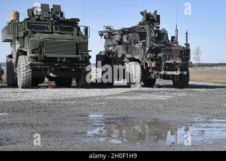 Das Foto zeigt ein Medium Mine Protected Vehicle Typ I, links, und einen MMPV Typ II auf einer Strecke mit dem Regimental Engineer Squadron, 2d Cavalry Regiment während der Live-Feuer-Übung des Squadron auf dem 7. Armee Training Command Grafenwoehr Training Area, Deutschland, 19. Februar 2021. Stockfoto