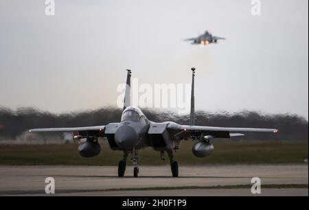 Ein F-15C Eagle, der den 493rd Fighter Squadron-Taxis zur Startbahn bei der Royal Air Force Lakenheath, England, zugewiesen wurde, 19. Februar 2021. Der 48th Fighter Wing hält die Kampfbereitschaft durch tägliches Training aufrecht und stellt die Fähigkeit sicher, überlegene Luftleistungsfähigkeiten zur Unterstützung der Interessen der Vereinigten Staaten und ihrer Verbündeten und Partner bereitzustellen. Stockfoto
