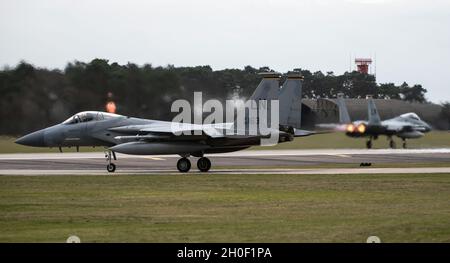 Ein F-15C Eagle, der den 493rd Fighter Squadron-Taxis zur Startbahn bei der Royal Air Force Lakenheath, England, zugewiesen wurde, 19. Februar 2021. Der 48th Fighter Wing hält die Kampfbereitschaft durch tägliches Training aufrecht und stellt die Fähigkeit sicher, überlegene Luftleistungsfähigkeiten zur Unterstützung der Interessen der Vereinigten Staaten und ihrer Verbündeten und Partner bereitzustellen. Stockfoto