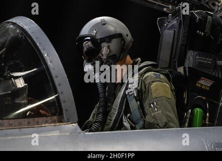 Ein dem 493rd Fighter Squadron zugewiesener F-15C Eagle Pilot führt Routineprüfungen nach dem Flug bei der Royal Air Force Lakenheath, England, am 19. Februar 2021 durch. Durch tägliche Schulungen stellt der Liberty Wing sicher, dass die Luftwaffe und die Luftbesatzungen dazu gebracht werden, über das gesamte Spektrum der Militäroperationen hinweg tödliche Kampfkraft zu liefern. Stockfoto