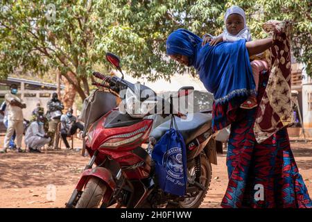 Soldaten der US-Armee leisten medizinische Hilfe für die lokale Bevölkerung in Bobo-Dioulasso, Burkina Faso, 19. Februar 2021. Angehörige des US-Militärs stellten in Bobo-Dioulasso medizinische Geräte und Schulungen für die Militärärzte von Burkinabé bereit. Die Ausbildung unterstützte die medizinischen Untersuchungen und Behandlungen von mehr als 400 Menschen mit der US-Militärhilfe, die sich auf den Aufbau der Kapazitäten der Sicherheitskräfte Burkina Fasos konzentrierte. Stockfoto