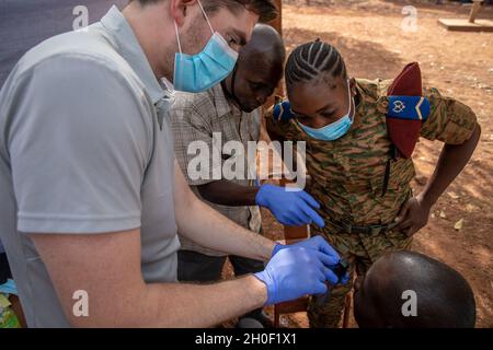 US Army Staff Sgt. Aidan McNulty, dem Civil Affairs Team (CAT) 142, Delta Co. 91. Civil Affairs Bataillon, zugewiesen, leistet medizinische Hilfe für einen Bürger von Burkina Faso in Bobo-Dioulasso, Burkina Faso, 19. Februar 2021. Angehörige des US-Militärs stellten in Bobo-Dioulasso medizinische Geräte und Schulungen für die Militärärzte von Burkinabé bereit. Die Ausbildung unterstützte die medizinischen Untersuchungen und Behandlungen von mehr als 400 Menschen mit der US-Militärhilfe, die sich auf den Aufbau der Kapazitäten der Sicherheitskräfte Burkina Fasos konzentrierte. Stockfoto