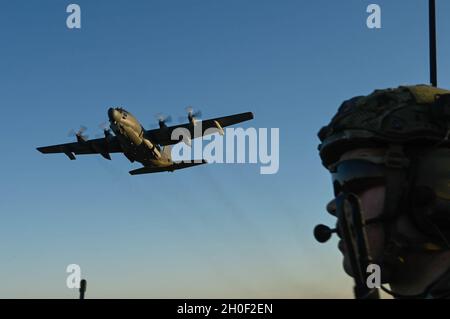 Ein Taktikoperator der US-Luftwaffe beobachtet, wie ein MC-130H Combat Talon II, der dem 15. Special Operations Squadron auf dem Hurlburt Field zugewiesen wurde, während des Emerald Warrior 21.1, 19. Februar 2021, den Flugplatz in Eglin Range, Florida, verlässt. Emerald Warrior ist die größte gemeinsame Spezialoperationsübung, bei der die US-Spezialeinsatzkommandos geschult werden, um auf verschiedene Bedrohungen im gesamten Spektrum des Konflikts zu reagieren. Stockfoto
