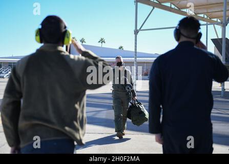 Flieger 1. Klasse Kyle Paul, links, und Senior Airman William Windham, rechts, 61. Flugzeugwartung F-35 Lightning II Crew Chefs, begrüßen Brig. General Gregory Kreuder, Mitte, 56. Kommandant des Kampfflügels, 19. Februar 2021, auf der Luke Air Force Base, Arizona. Kreuder absolvierte eine geplante Mission, um seine Flugstunden einzuhalten. Regelmäßige Flüge sorgen dafür, dass die größten Kampfpiloten der Welt stets kampfbereit sind. Stockfoto