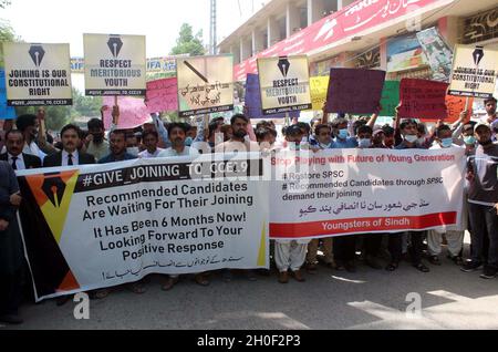 Hyderabad, Pakistan, 12. Oktober 2021. Mitglieder von Jugendlichen aus Sindh veranstalten am Dienstag, dem 12. Oktober 2021, im Presseclub Hyderabad eine Protestdemonstration über die Wiederherstellung des SPSC.