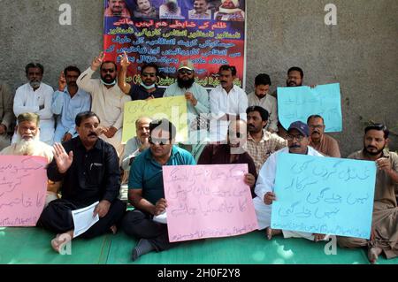 Hyderabad, Pakistan, 12. Oktober 2021. Mitglieder der Wapda Paigham Union veranstalten am Dienstag, dem 12. Oktober 2021, im Hyderabad-Presseclub eine Protestdemonstration gegen Hesco.