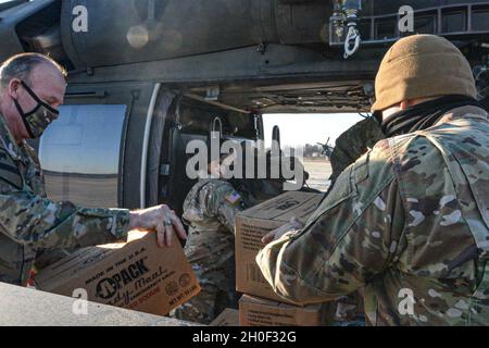 Soldiers of Charlie Company, 2-149.General Aviation Support Bataillon, Texas die Nationalgarde der Armee beantwortete die aktive Reaktion des Staates auf den Wintersturm Uri am 19.2021. Februar in der San Antonio Army Aviation Support Facility, Martindale, Texas. Rund 32 Soldaten der Einheit meldeten sich im Dienst an der Anlage und führten Wartungsprüfungen durch und planten vor dem Flug, um Lebensmittel und Wasser in die texanischen Gemeinden zu liefern. Stockfoto