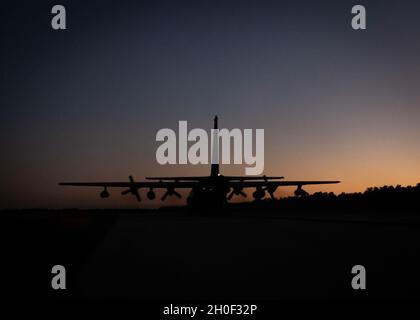 Ein MC-130 Combat Talon II, der dem 15. Special Operations Squadron zugewiesen wurde, sitzt während des Emerald Warrior, Hurlburt Field, Florida, 20. Februar 2021 auf einer Landebahn in der Pino Drop Zone. Emerald Warrior ist die größte gemeinsame Spezialoperationsübung, bei der die US-Spezialeinsatzkommandos geschult werden, um auf verschiedene Bedrohungen im gesamten Konfliktspektrum zu reagieren. Stockfoto