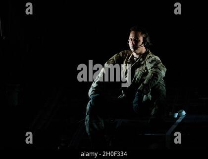 US Air Force Tech Sgt. Timothy Barnes, ein Special Missions Aviator, der dem 15. Special Operations Wing zugewiesen wurde, bereitet sich auf den Start während des Emerald Warrior-21, Hurlburt Field, Florida, 20. Februar 2021 vor. Emerald Warrior ist die größte gemeinsame Spezialoperationsübung, bei der die US-Spezialeinsatzkommandos geschult werden, um auf verschiedene Bedrohungen im gesamten Konfliktspektrum zu reagieren. Stockfoto