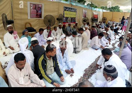 Hyderabad, Pakistan, 12. Oktober 2021. Führer und Aktivisten des bengalischen Aktionskomitees rezitieren den Heiligen Koran und Fateha für die Seele des Nuklearwissenschaftlers Dr. Abdul Qadeer Khan, der in Islamabad starb, während der Beileidszeremonie in Karachi am Dienstag, dem 12. Oktober 2021.