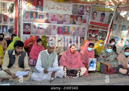 Hyderabad, Pakistan, 12. Oktober 2021. Mitglieder von Voice of Baloch Vermisste veranstalten am Dienstag, dem 12. Oktober 2021, im Quetta Presseclub eine Protestdemonstration zur Genesung ihrer Angehörigen.