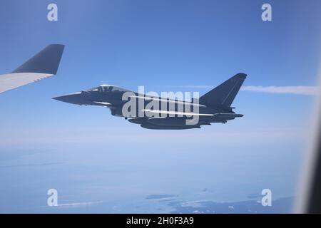 Royal Air Force (RAF) Eurofighter Typhoon fotografiert von einem RAF A.330 Voyager-Tankflugzeug auf dem Heimweg aus den USA. Stockfoto