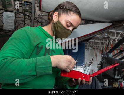 210220-N-KO930-1001 PAZIFISCHER OZEAN (FEB 20, 2021) Aviation Structural Mechanic 3rd Class Alyssa Libby aus Huntington Beach, Kalifornien, organisiert einen Bohrindex in der Hangarbucht des Flugzeugträgers USS Nimitz (CVN 68). Nimitz, das Flaggschiff der Nimitz Carrier Strike Group, führt derzeit Routineoperationen in der dritten US-Flotte durch. Stockfoto