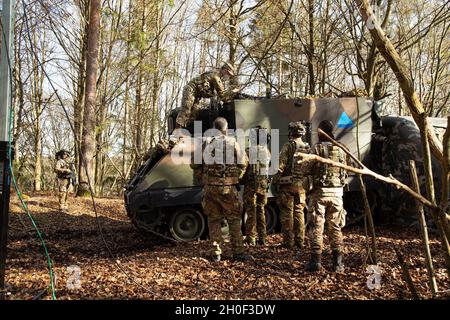 Am 20. Februar 2021 gibt ein Observer Coach Trainer den italienischen Soldaten Anweisungen, die der Bravo Company, dem 11. Bersaglieri-Bataillon, im Joint Multinal Readiness Center in Hohenfels Training Area zugewiesen wurden. Die Präsenz der US-Armee in Europa und Afrika ermöglicht es Einheiten, direkt mit anderen Militärs zusammenzuarbeiten, Interoperabilität aufzubauen, potenzielle Gegner abzuschrecken und die erforderlichen Fähigkeiten zu verbessern, um als Teil einer Koalition zu agieren. Stockfoto