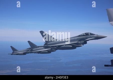 Royal Air Force (RAF) Eurofighter Typhoon fotografiert von einem RAF A.330 Voyager-Tankflugzeug auf dem Heimweg aus den USA. Stockfoto