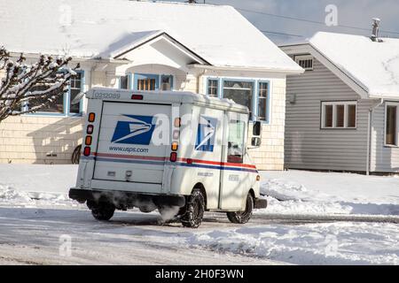 Everett, WA. / USA - 02/09/2019: US Postal Service Jeep liefert Post während ungewöhnlicher Winterschneestürme Stockfoto