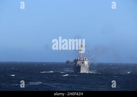 210220-N-QH460-1001 PAZIFISCHER OZEAN (FEB 20, 2021) der Zerstörer USS Stockdale (DDG 106) der Arleigh Burke-Klasse feuert sein 5-Zoll-Geschütz ab. Stockdale führt derzeit Routineoperationen im dritten Flottenbereich der USA durch. Stockfoto