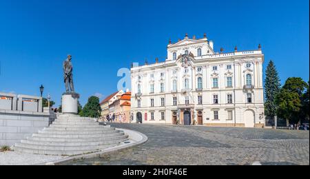 Erzbischöflicher Palast auf dem Hradcany Platz und Statue von Tomas Garrigue Masaryk, Prager Burg, Prag, Tschechische Republik Stockfoto