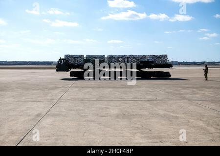 Flieger mit dem 502. Logistics Readiness Squadron unterstützen die Koordination und Entladung von mehr als 57,000 Flaschen Wasser auf einer C-17 von der 16. Airlift Squadron, Joint Base Charleston, S.C., 21. Februar 2021, Am Joint Base San Antonio-Kelly Field, Texas. Der 502LRS unterstützte die Koordination und das Entladen von mehr als 150,000 Pfund abgefülltem Wasser, das über Flugzeuge auf dem Kelly Field in die Stadt San Antonio gebracht wurde. Stockfoto