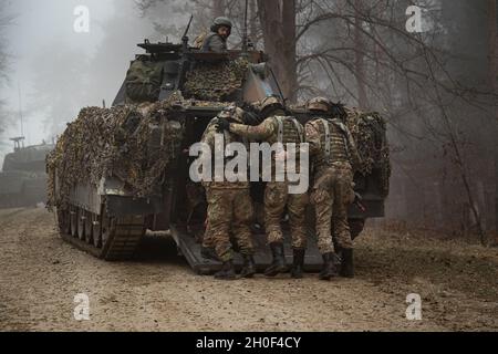 Italienische Soldaten der Bravo Company, 11. Bersaglieri Bataillon, helfen beim Transport eines verletzten Soldaten nach einem simulierten Hinterhalt im Joint Multinal Readiness Center in Hohenfels Training Area, Deutschland, 21. Februar 2021. Combined Resolve XV unterstreicht nicht nur die Beziehung zwischen dem Kampfteam der 1. Panzerbrigade der 1. Kalvariendivision und unseren Partnern und Verbündeten, sondern auch unser Engagement für dieselben Partner und Verbündeten. Stockfoto