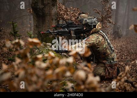 Italienische Soldaten der Bravo Company, 11. Bersaglieri Bataillon, sorgen nach einem simulierten Hinterhalt im Joint Multinal Readiness Center in Hohenfels Training Area, Deutschland, am 21. Februar 2021 für Sicherheit. Combined Resolve XV ermöglicht es Verbündeten und Partnern, sich – persönlich, beruflich, technisch und taktisch – zu vernetzen, um in Krisenzeiten stärkere, fähigere Kräfte zu schaffen. Stockfoto