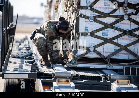 U.S. Air Force Airman 1st Class Veronica Mollema, 502nd Logistics Readiness Squadron Passagier Service Representative, bereitet Wasserpaletten aus einem C-17 Globemaster des 16th Airlift Squadron, Joint Base Charleston, S.C., 21. Februar 2021, Am Joint Base San Antonio-Kelly Field, Texas. Das 502. Logistics Readiness Squadron unterstützte die Koordination und das Entladen von mehr als 150,000 Pfund abgefülltem Wasser, das über Flugzeuge auf dem Kelly Field in die Stadt San Antonio gebracht wurde. Stockfoto