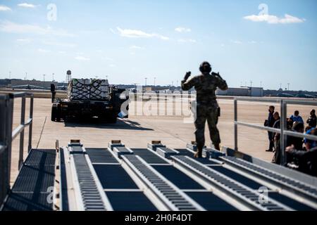 U.S. Air Force Airman 1st Class Veronica Mollema, 502nd Logistics Readiness Squadron Passagier Service Representative, bereitet Wasserpaletten aus einem C-17 Globemaster des 16th Airlift Squadron, Joint Base Charleston, S.C., 21. Februar 2021, Am Joint Base San Antonio-Kelly Field, Texas. Das 502. Logistics Readiness Squadron unterstützte die Koordination und das Entladen von mehr als 150,000 Pfund abgefülltem Wasser, das über Flugzeuge auf dem Kelly Field in die Stadt San Antonio gebracht wurde. Stockfoto