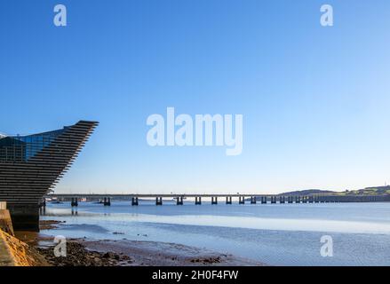 Die Tay Road Bridge mit dem V&A Dundee im Vordergrund, Dundee, Schottland, Großbritannien Stockfoto