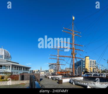 Die RRS Discovery mit dem Besucherzentrum auf der linken Seite, Discovery Point, Dundee, Schottland, Großbritannien Stockfoto