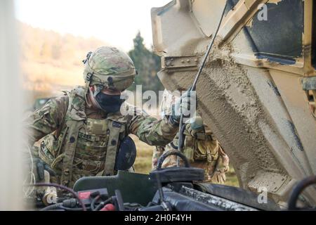 Das 91. Brigade-Ingenieur-Bataillon, ein US-Soldat der Delta Company, inspiziert während des Combined Resolve XV am 21. Februar 2021 im Hohenfels Training Area in Hohenfels, Deutschland, einen Humvee. Combined Resolve XV ist eine vom Hauptquartier der Armee geleitete multinationale Übung, die zum Aufbau des Kampfteams der 1. Panzerbrigade, der Bereitschaft der 1. Kavallerie-Division und zur Verbesserung der Interoperabilität mit verbündeten Kräften entwickelt wurde, um gegen jeden Gegner zu kämpfen und zu gewinnen Stockfoto