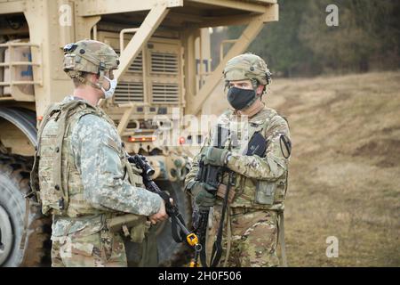 US-Soldaten der Delta Company, 91. Brigade-Ingenieur-Bataillon, erhalten während der Combined Resolve XV im Hohenfels Training Area in Hohenfels, Deutschland, am 21. Februar 2021 einen Überblick über die Perimeter-Sicherheit. Combined Resolve XV ist eine vom Hauptquartier der Armee geleitete multinationale Übung, die zum Aufbau des Kampfteams der 1. Panzerbrigade, der Bereitschaft der 1. Kavallerie-Division und zur Verbesserung der Interoperabilität mit verbündeten Kräften entwickelt wurde, um gegen jeden Gegner zu kämpfen und zu gewinnen Stockfoto