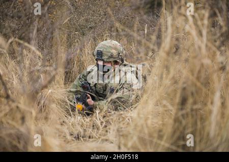 Das 91. Brigadeingenieur-Bataillon, ein US-Soldat der Delta Company, sorgt für Sicherheit während des Combined Resolve XV im Hohenfels Trainingsgebiet in Hohenfels, Deutschland, am 21. Februar 2021. Combined Resolve XV ist eine vom Hauptquartier der Armee geleitete multinationale Übung, die zum Aufbau des Kampfteams der 1. Panzerbrigade, der Bereitschaft der 1. Kavallerie-Division und zur Verbesserung der Interoperabilität mit verbündeten Kräften entwickelt wurde, um gegen jeden Gegner zu kämpfen und zu gewinnen Stockfoto