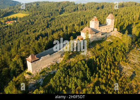 Luftaufnahme der mittelalterlichen Kasperk Burg an einem sonnigen Tag in Südböhmen, Sumava, Tschechien Stockfoto