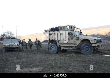 US-Soldaten, die Delta Company, 91. Brigade Engineer Bataillon Station ihre Fahrzeuge auf Hohenfels Training Area, Bayern, USAG, Bayern, Feb. 22, 2021. Combined Resolve XV ist eine vom Hauptquartier der Armee geleitete multinationale Übung, die zum Aufbau des Kampfteams der 1. Panzerbrigade, der Bereitschaft der 1. Kavalleriedivision und zur Verbesserung der Interoperabilität mit verbündeten Kräften entwickelt wurde, um gegen jeden Gegner zu kämpfen und zu gewinnen. Stockfoto