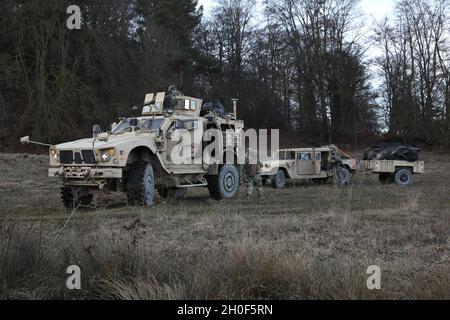 US-Soldaten beauftragt, Delta Company, 91. Brigade Engineer Battalion Station ihre Fahrzeuge auf Hohenfels Training Area, Bayern, USAG, Bayern, Februar 22, 2021.Combined Resolve XV ist eine vom Hauptquartier der Armee geleitete multinationale Übung, die zum Aufbau des Kampfteams der 1. Panzerbrigade, der Bereitschaft der 1. Kavalleriedivision und zur Verbesserung der Interoperabilität mit verbündeten Kräften entwickelt wurde, um gegen jeden Gegner zu kämpfen und zu gewinnen. Stockfoto