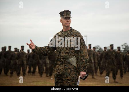 Generalmajor James F. Glynn, Kommandeur des Spezialeinsatzkommandos der Marine Forces, spricht während der Zeremonie zur Wiederweihung im Camp Lejeune, N.C., an MARSOC-Mitarbeiter Februar 22, 2021. Am 24. Februar 2006 kombinierte das Marine Corps mehrere seiner spezialisierten und einzigartig ausgebildeten Einheiten, gab ihnen einen Namen und einen Kommandanten und wies sie an, Pioniere in einem neuen Kapitel der Geschichte des Marine Corps zu werden. Stockfoto