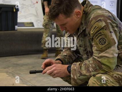 Sgt. Colin Buckley, ein Fallschirmjäger, der dem 1. Bataillon, dem 325. Infanterie-Regiment, dem 2. Brigade-Kampfteam, 82. Airborne Division, zugewiesen wurde, zerlegt einen M4-Karabiner auf Fort Bragg, NC, 22. Februar 2021. Buckley führte Waffen Einarbeitung Training in Vorbereitung auf die US-Armee 2021 Best Ranger Competition. Stockfoto