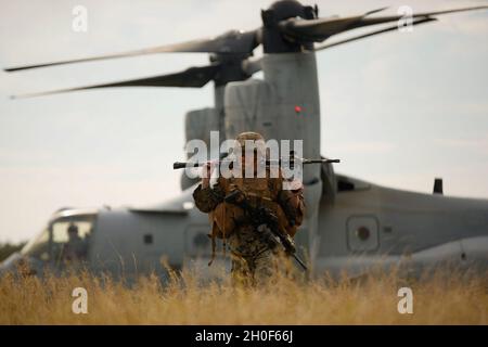 Ein US Marine mit Lima Company, 3d Bataillon, 3d Marines, der derzeit an die 3d Marine Division angeschlossen ist, verlässt einen MV-22 Fischadler in IE Shima, Okinawa, Japan, 23. Februar 2021. Marines verfeinerten ihre taktischen Fähigkeiten, während sie sich schnell an einen kargen Ort einsetzten und ihre Fähigkeit zeigten, wichtiges maritimes Terrain im Indo-Pazifik-Raum schnell zu ergreifen und zu verteidigen. Stockfoto